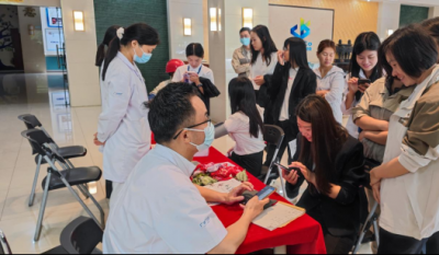 切脉问诊送康健，，，，，，，暖心折务进企业——合肥万利携手广瑞医疗开展“康健进企业”义诊活动